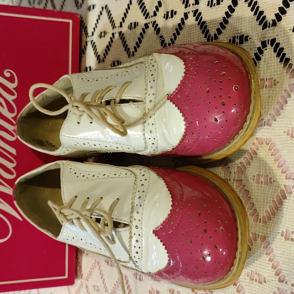 Pink wing tip - Picture 2 of 3